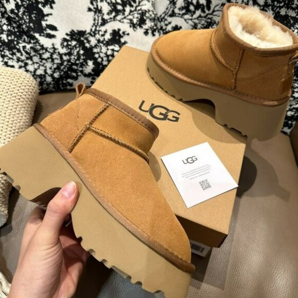 UGG Shoes - NWT UGG Women's Chestnut Classic Ultra Mini new Heights Booties